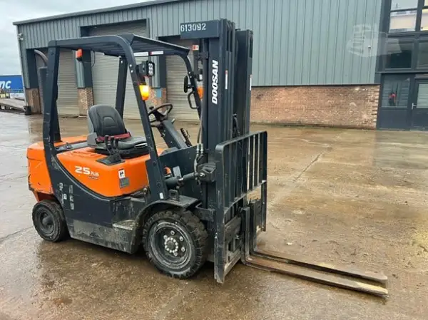 2021 DOOSAN D25G PLUS